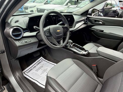 Certified 2025 Chevrolet Trax LT FWD image 9
