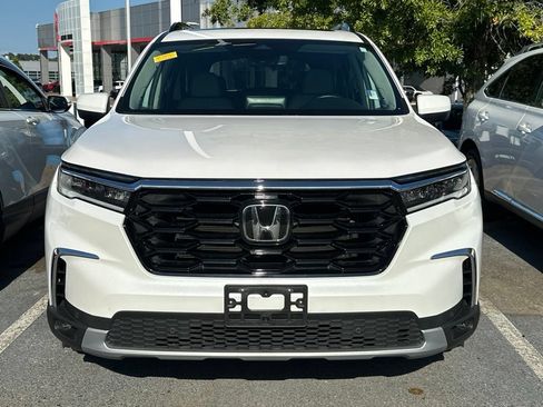 Used 2025 Honda Pilot Touring image 2