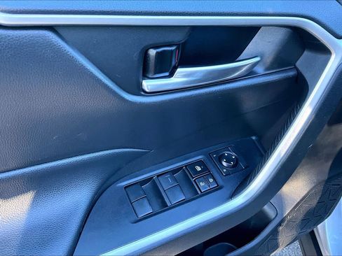Used 2021 Toyota RAV4 XLE w/ Carpet Mat Package (TMS) image 31