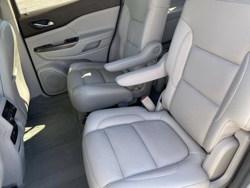 Used 2019 GMC Acadia SLT w/ LPO, Floor Liner Package FWD image 27
