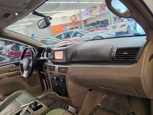 Used 2011 Volkswagen Routan SEL FWD image 14