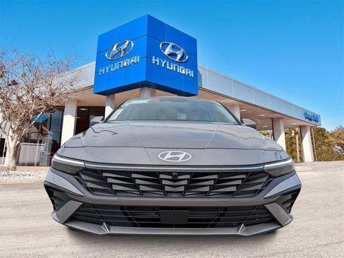 New 2025 Hyundai Elantra Limited FWD image 8
