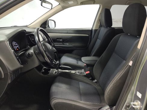 Used 2016 Mitsubishi Outlander SE image 17