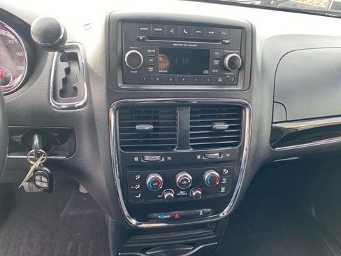 Used 2016 Dodge Grand Caravan SE image 11