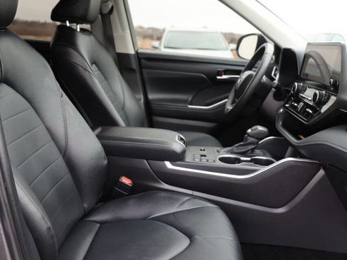 Used 2025 Toyota Highlander XLE image 15