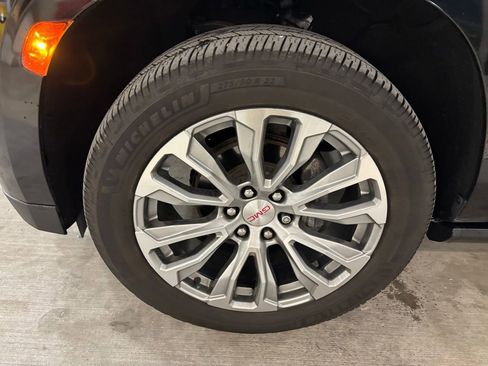 Used 2021 GMC Yukon XL Denali w/ Denali Premium Package image 8