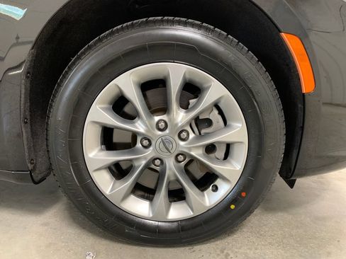 Used 2023 Chrysler Pacifica Touring-L w/ Uconnect Theater Family Group AWD/4WD image 13