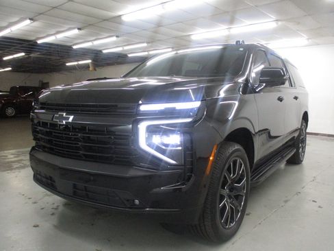 Used 2026 Chevrolet Suburban RST w/ Comfort Package AWD/4WD image 3