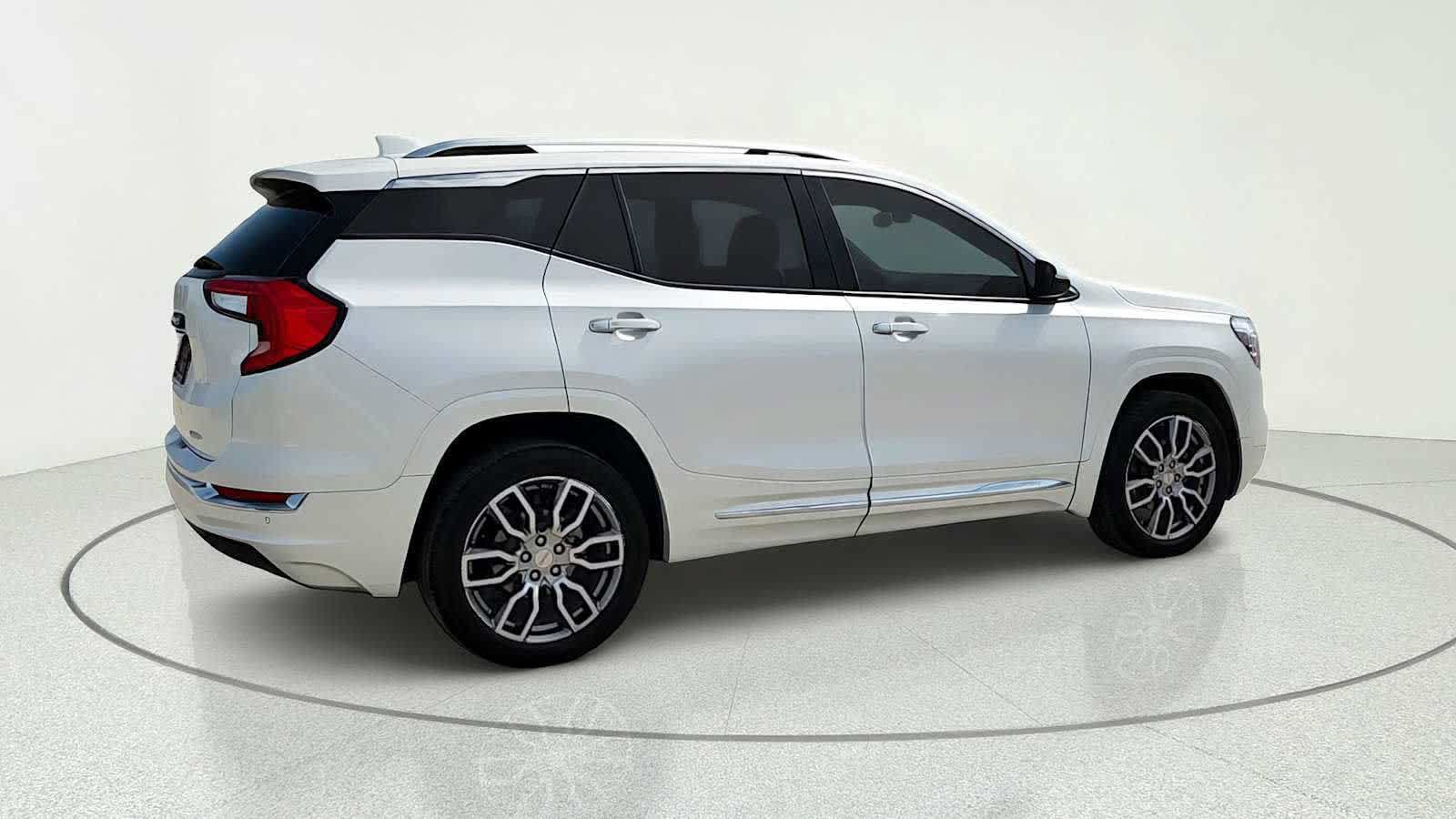 Used 2023 GMC Terrain Denali w/ Denali Premium Package AWD/4WD image 8