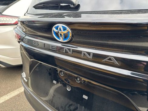 Used 2025 Toyota Sienna LE w/ LE Plus Package image 7