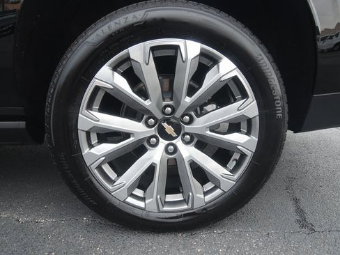 Used 2025 Chevrolet Suburban High Country image 8