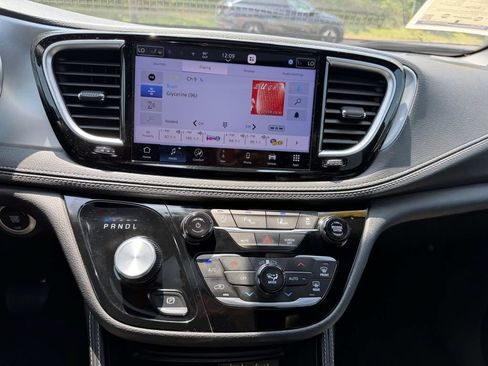 Used 2025 Chrysler Pacifica Limited FWD image 21