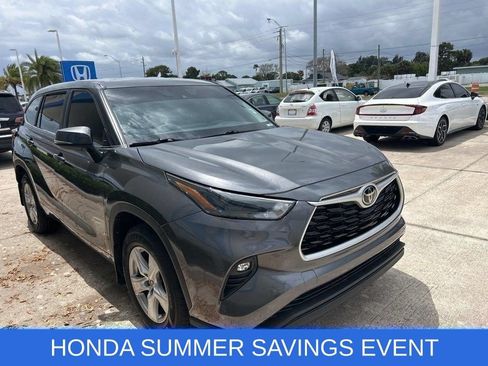 Used 2023 Toyota Highlander LE FWD image 3