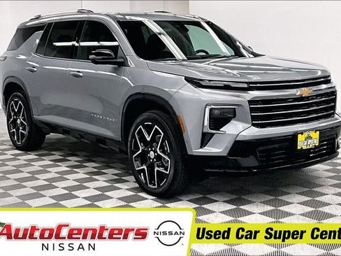 Used 2025 Chevrolet Traverse High Country image 1