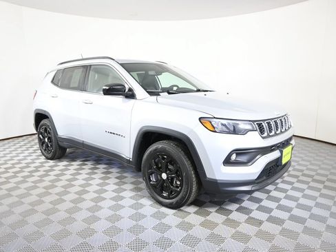 Used 2024 Jeep Compass Latitude AWD/4WD image 9