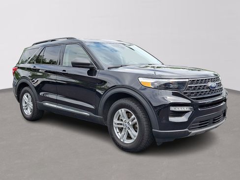 Used 2022 Ford Explorer XLT w/ Equipment Group 202A AWD/4WD image 3