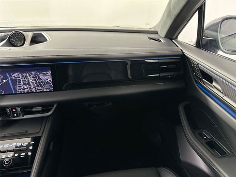 Certified 2025 Porsche Macan Turbo Electric AWD/4WD image 31