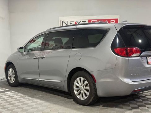 Used 2018 Chrysler Pacifica Touring-L w/ Premium Audio Group FWD image 7