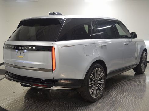 Used 2024 Land Rover Range Rover Long Wheelbase SE image 7