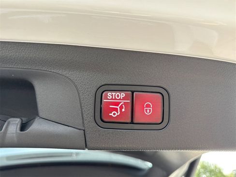 Certified 2025 Mercedes-Benz GLE 450e 4MATIC image 17