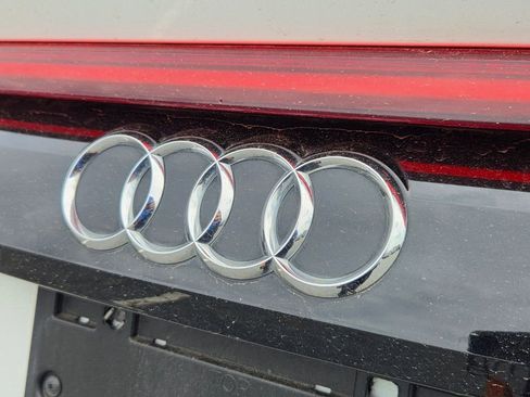 Used 2019 Audi Q8 Prestige AWD/4WD image 11