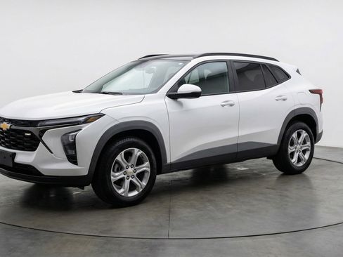 Used 2025 Chevrolet Blazer LT image 3