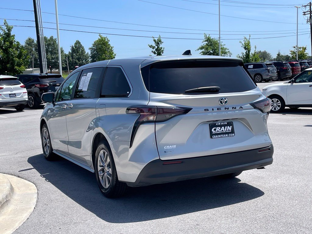 Used 2025 Toyota Sienna LE FWD image 5