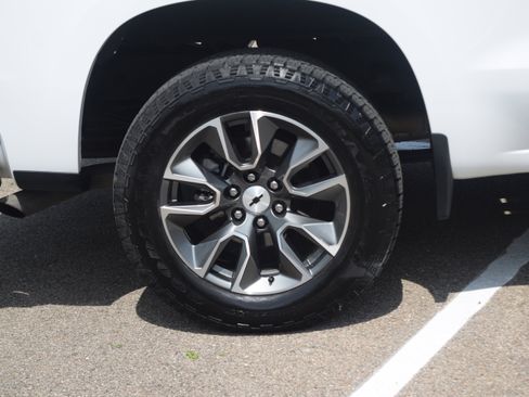 Used 2022 Chevrolet Silverado 1500 LT AWD/4WD image 3