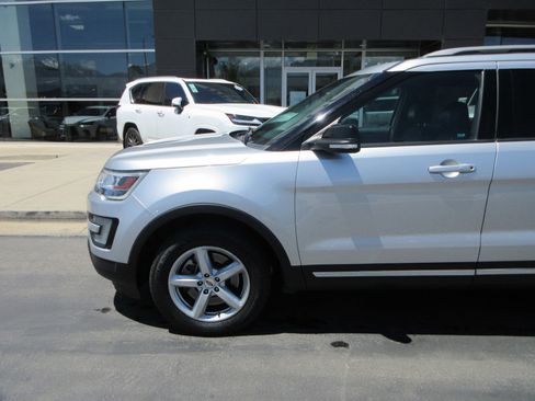 Used 2017 Ford Explorer XLT w/ Equipment Group 202A AWD/4WD image 2