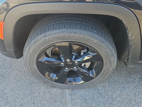 Used 2023 Jeep Grand Cherokee Altitude AWD/4WD image 3