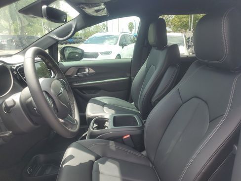 New 2026 Chrysler Pacifica Select image 11