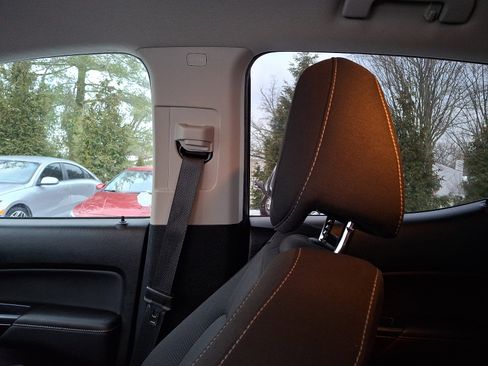 Used 2018 GMC Canyon SLE w/ SLE Convenience Package image 17