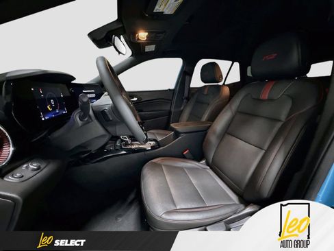 Used 2025 Chevrolet Trax RS w/ Sunroof Package FWD image 23
