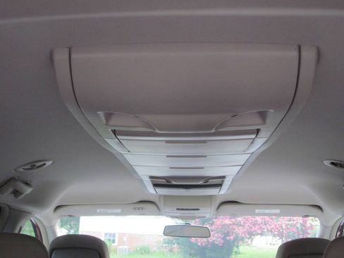 Used 2011 Dodge Grand Caravan Crew w/ Entertainment Group 1 FWD image 17