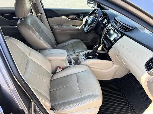 Used 2017 Nissan Rogue SV FWD image 17
