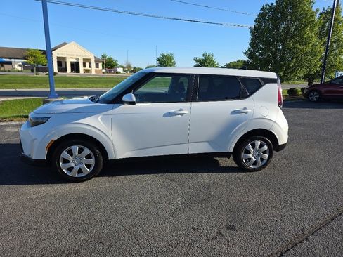 Used 2025 Kia Soul LX FWD image 2