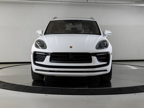 Certified 2022 Porsche Macan image 10