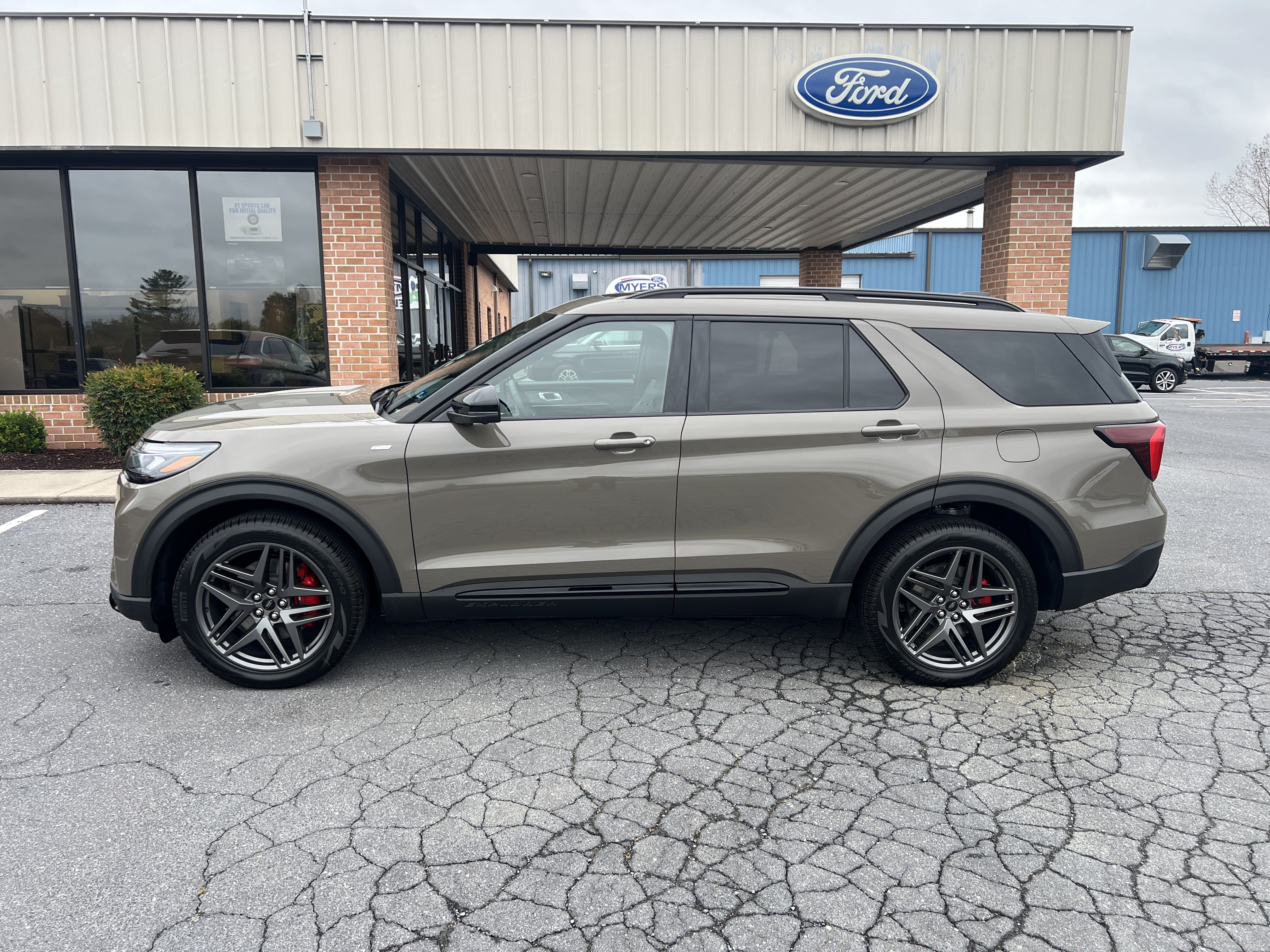 New 2027 Ford Explorer ST-Line w/ Premium Package AWD/4WD image 1