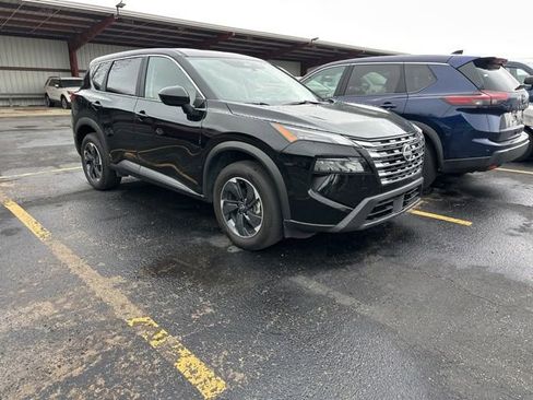 Used 2025 Nissan Rogue SV image 1