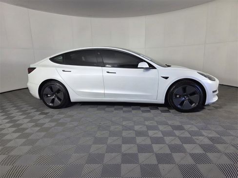 Used 2023 Tesla Model 3 Standard Range image 4