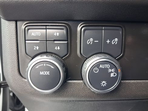 Used 2022 Chevrolet Tahoe Z71 w/ Luxury Package AWD/4WD image 22