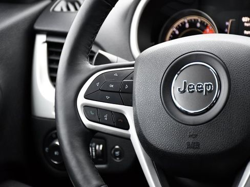 Used 2018 Jeep Cherokee Latitude Plus w/ Comfort/Convenience Group image 22