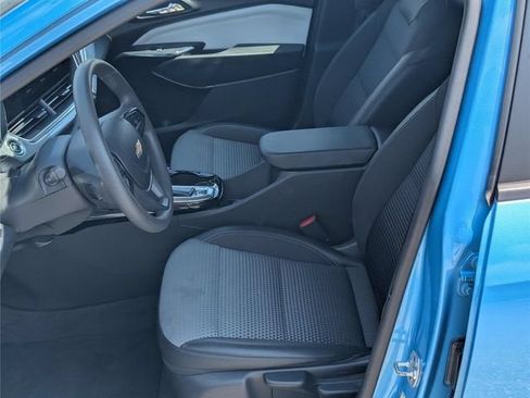 Used 2025 Chevrolet Trax LT FWD image 15