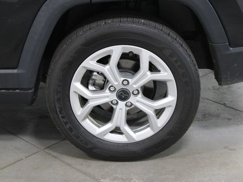 Used 2025 Jeep Compass Latitude AWD/4WD image 16