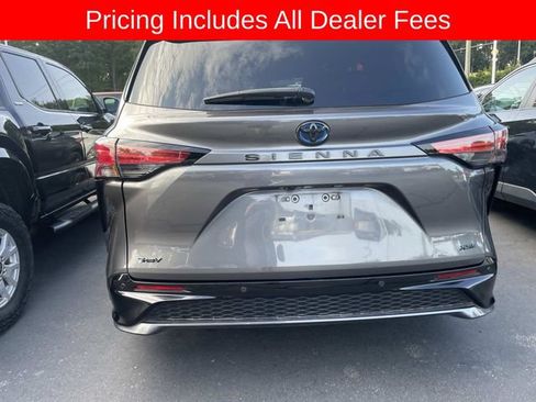 Used 2025 Toyota Sienna XSE w/ XSE Plus Package FWD image 5