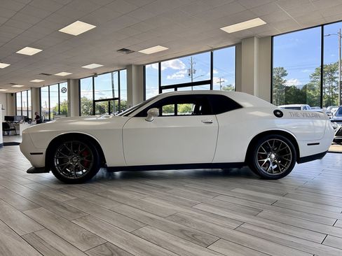 Used 2016 Dodge Challenger SRT RWD image 4