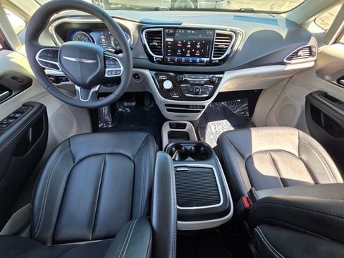 Used 2024 Chrysler Pacifica Touring-L FWD image 23