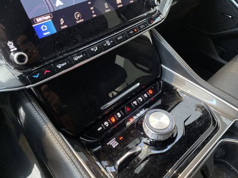 Used 2023 Jeep Wagoneer 4WD w/ Convenience Group I image 33