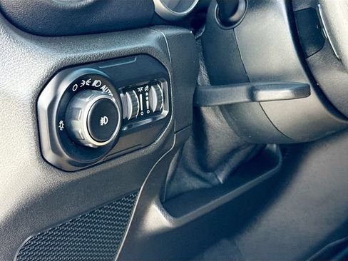Used 2018 Jeep Wrangler Unlimited Sahara AWD/4WD image 10