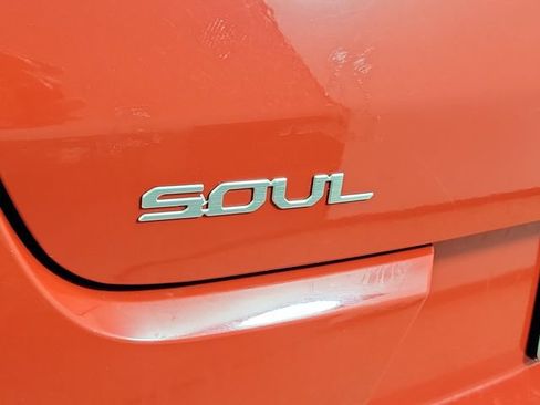 Used 2025 Kia Soul LX w/ LX Technology Package FWD image 9